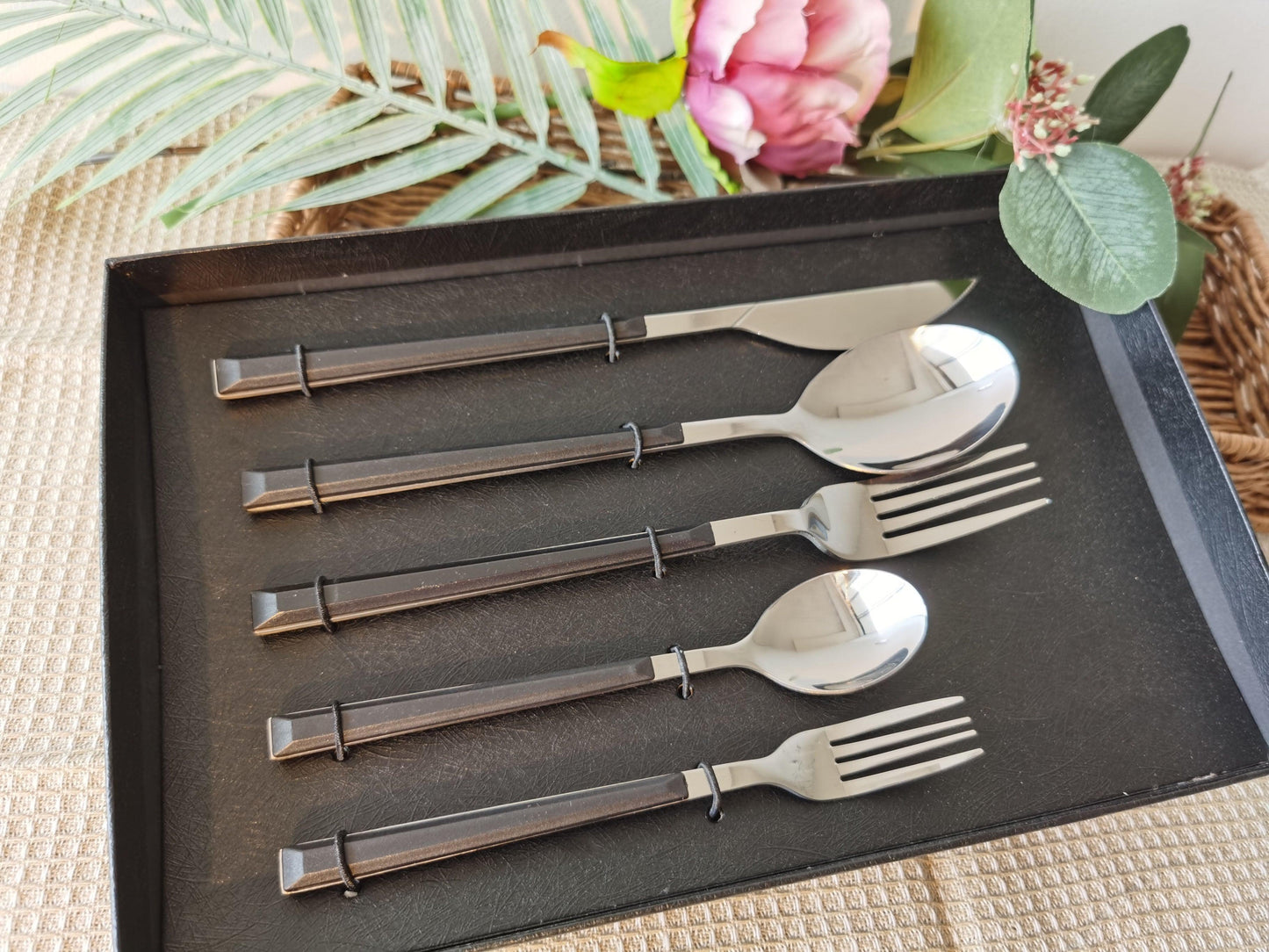 Bea Homes – 5 Piece Black Handle Cutlery Set