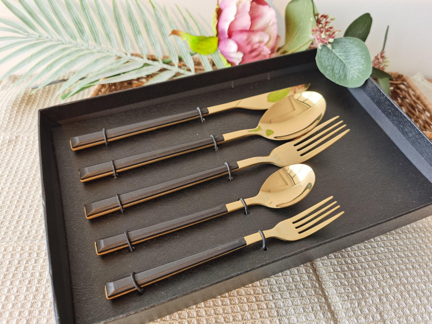 Bea Homes – 5 Piece Black Handle Cutlery Set